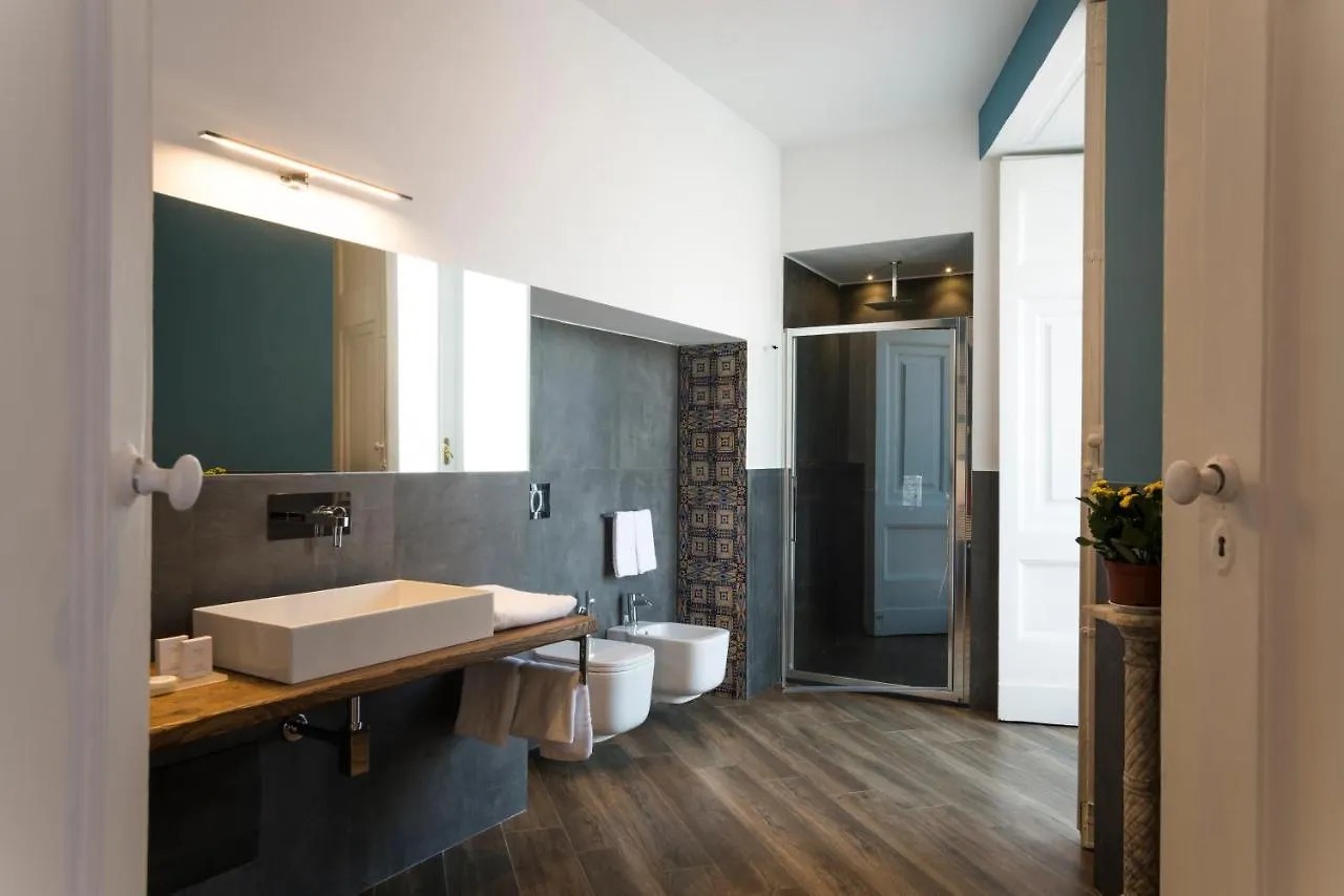 Foro Carolino S&B Bed & Breakfast Napoli 2*,  İtalya